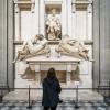 Turista nella Cappella medicea Firenze