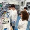 Gli studenti nel Laboratorio di microbiologia applicata 