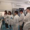 Gli studenti nel Laboratorio di microbiologia applicata 