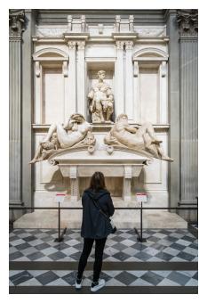 Turista nella Cappella medicea Firenze
