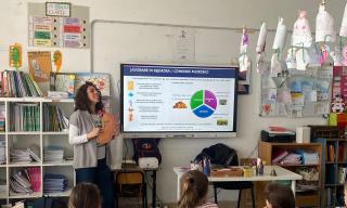 Manuela Costanzo in aula mentre introduce il ruolo dei consorzi microbici